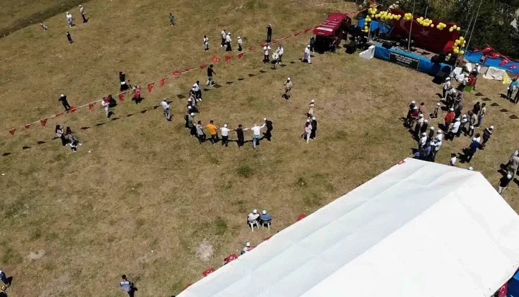 Bayburt'un 2 bin 114 rakımlı dağ köyünde ilk kez düzenlenen piknik şöleni renkli görüntülere sahne oldu