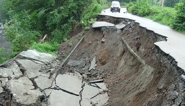 Artvin'de Heyelan Sonrası 2 Köy Yolu Erişime Kapatıldı