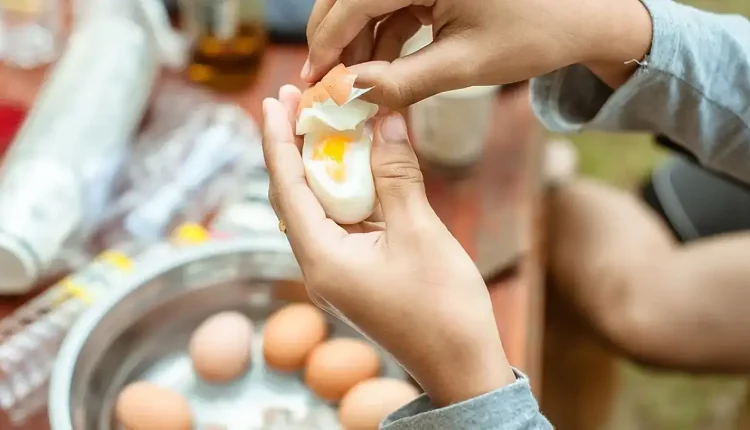 Yumurtalarınız Artık Çatlamayacak! Kahvaltı Şeflerinin Gizli Yöntemi Açığa Çıktı: Suyuna Bir Kaşık Ekleyin!