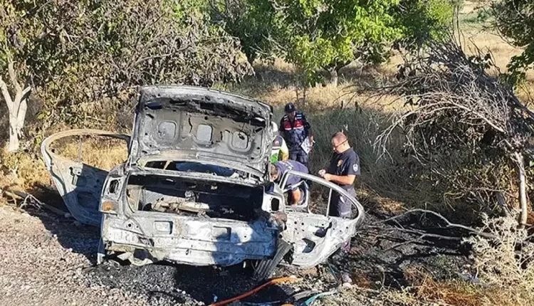 Manisa'da meydana gelen trafik kazasında iki araç çarpıştı, çarpışmanın etkisiyle bir araç alev aldı